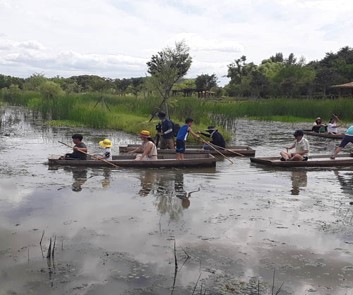 쪽배타기, 미꾸라지 잡기